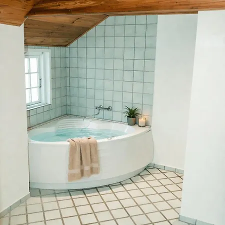 Feriehus Ugenert Ved Skoven Med Spabad Og Sauna Romo